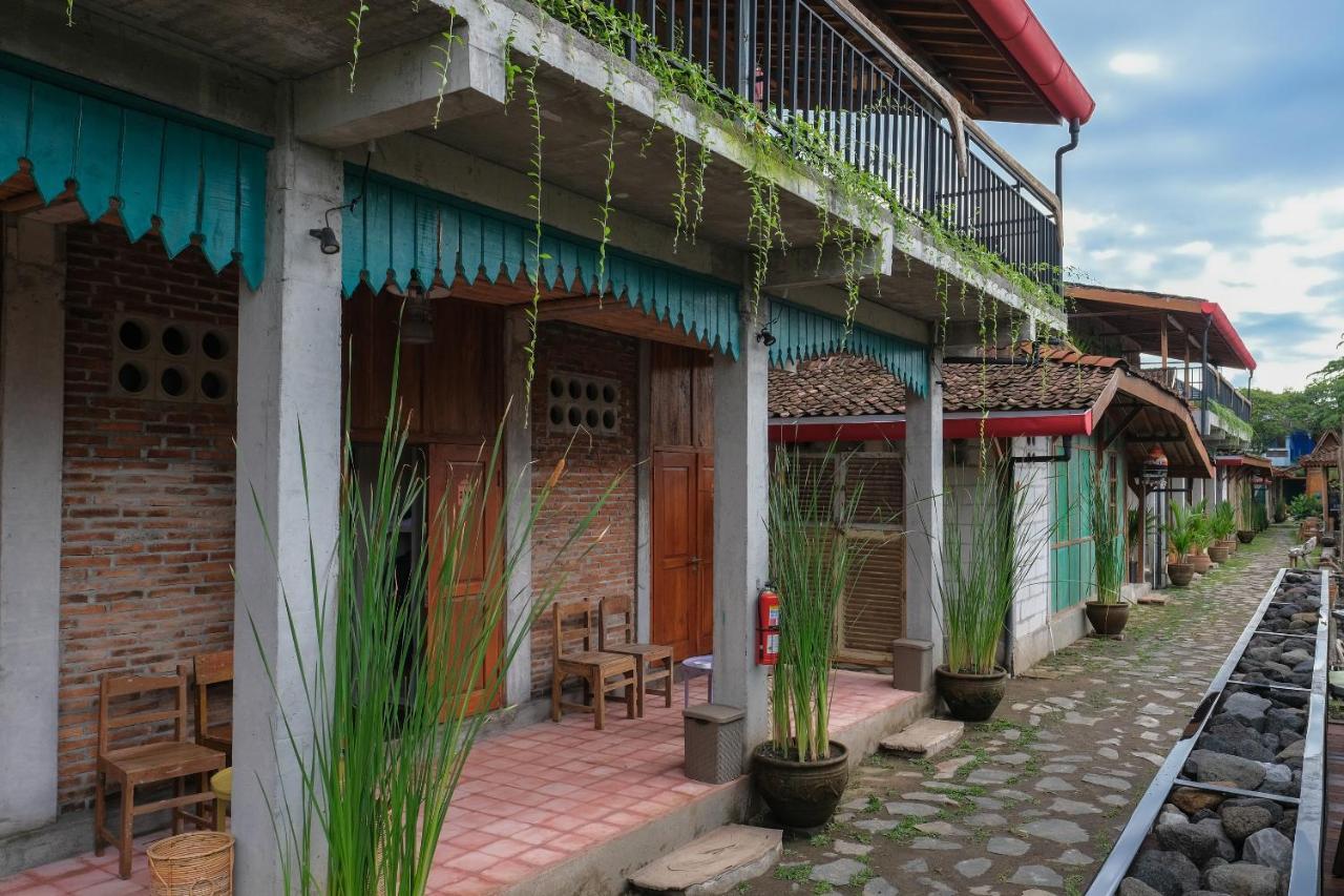 Kampung Lawasan Heritage Cottage Maguwo Exterior photo