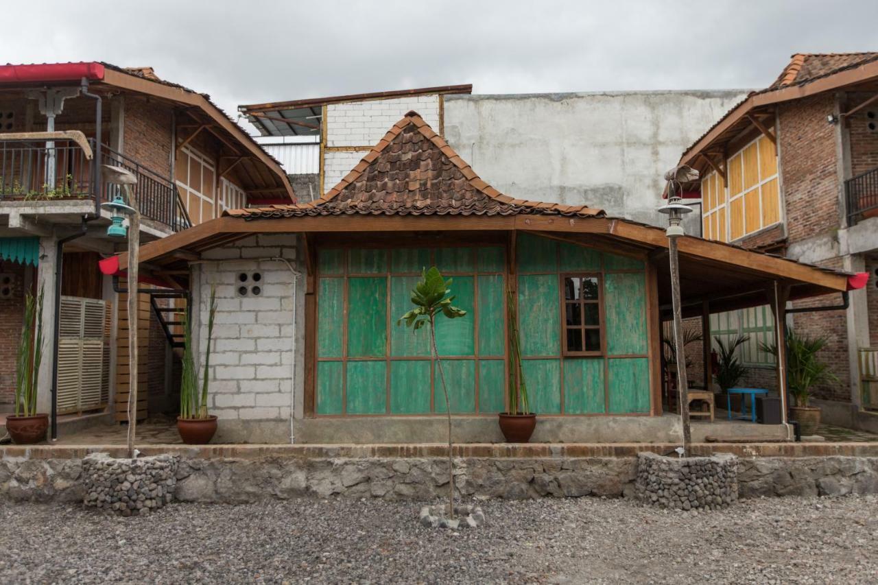 Kampung Lawasan Heritage Cottage Maguwo Exterior photo